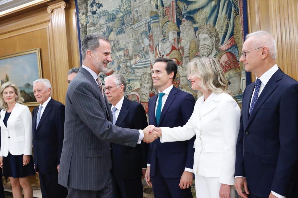 En la foto, su Majestad el Rey Felipe VI y Sonia Urquiza Royo, secretaria no consejera del Grupo Hospiten